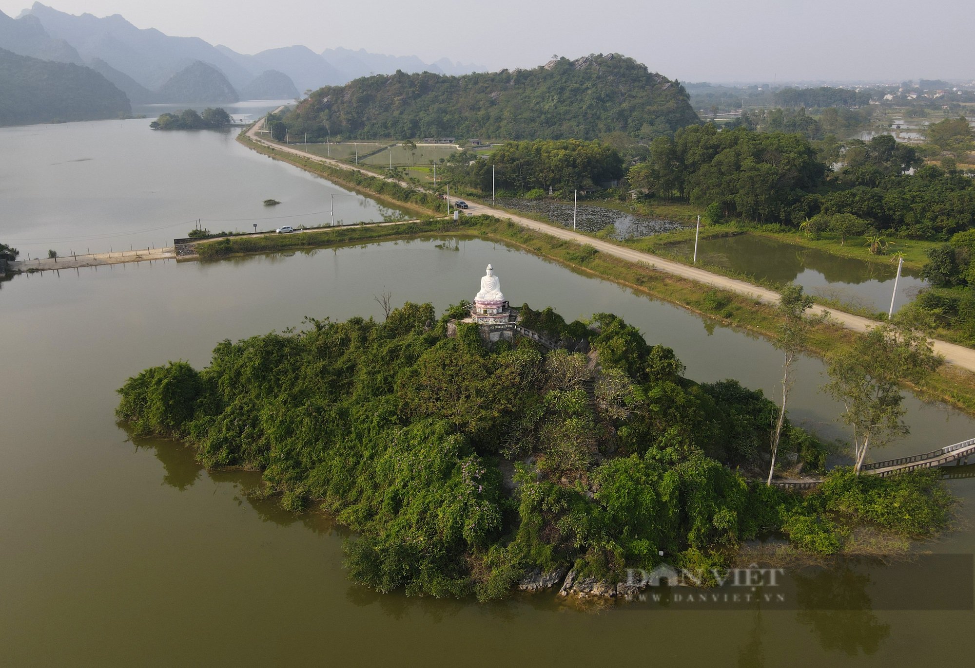 Vẻ đẹp hùng vĩ của &quot;Hạ Long thu nhỏ&quot; ở ngoại thành Hà Nội - Ảnh 6.