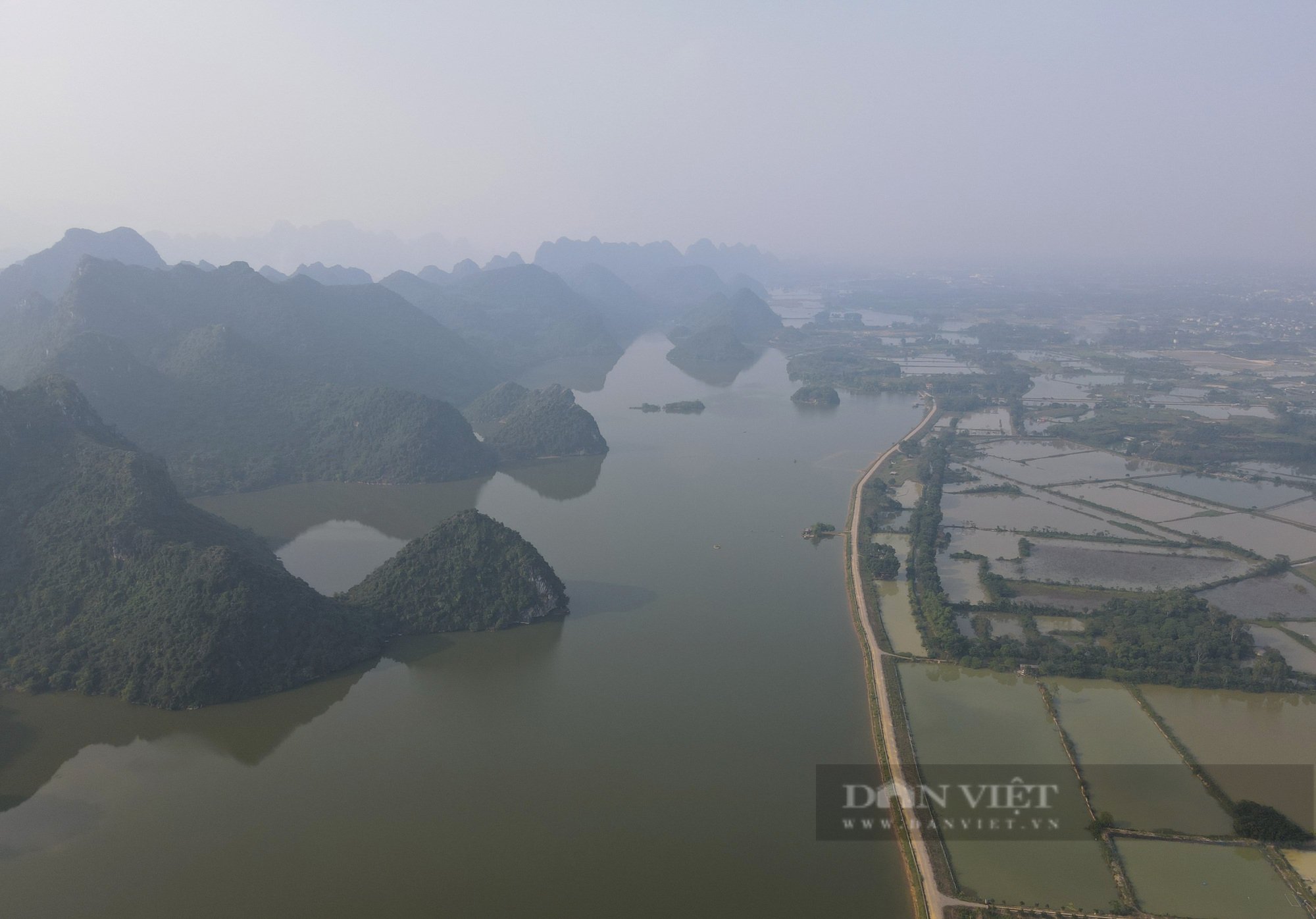 Vẻ đẹp hùng vĩ của &quot;Hạ Long thu nhỏ&quot; ở ngoại thành Hà Nội - Ảnh 2.