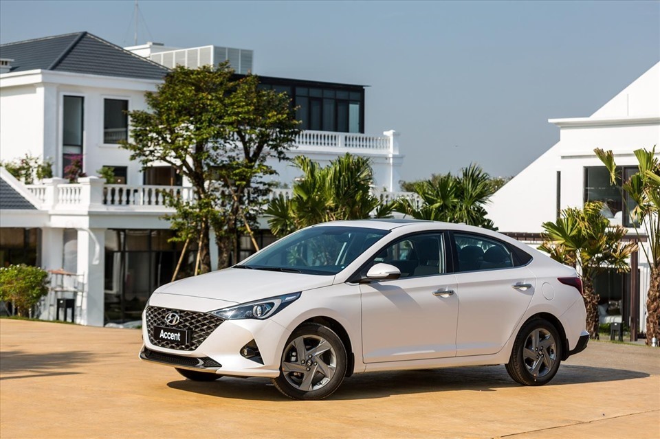 Nhiều mẫu sedan được giảm giá hàng chục triệu đồng kích cầu cuối năm - Ảnh 1.