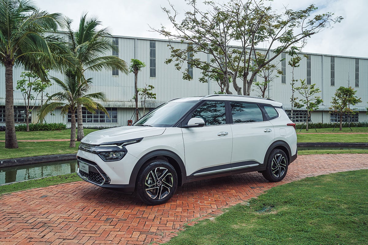 KIA Carens 2023 ra mắt Việt Nam với dàn trang bị &quot;khủng&quot; đấu Mitsubishi Xpander - Ảnh 1.