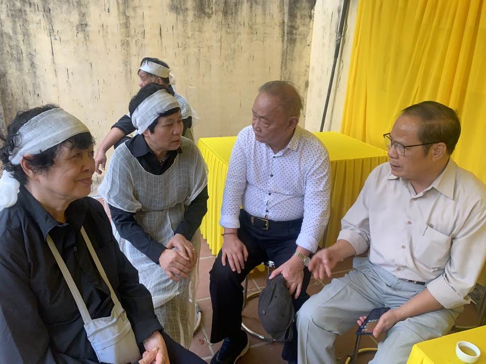 Bạn bè văn chương đến tiễn biệt nhà văn Lê Lựu tại quê nhà Hưng Yên - Ảnh 5.
