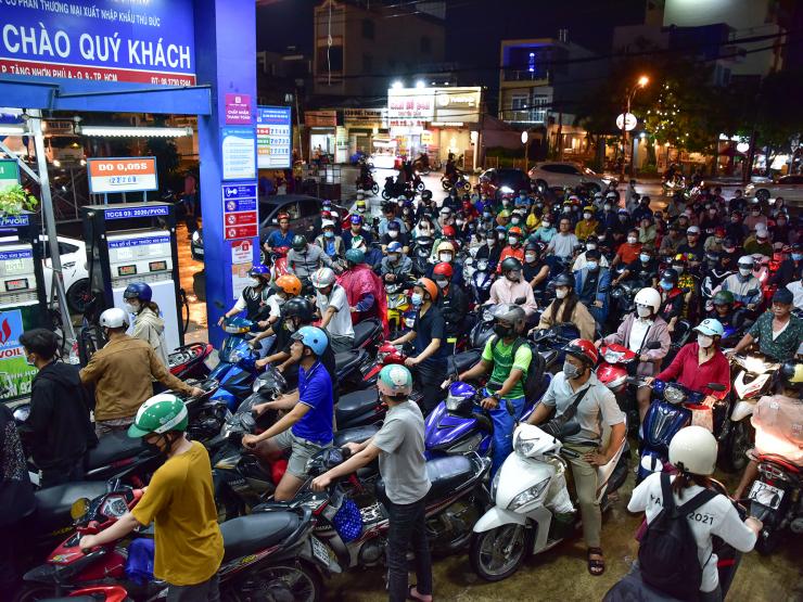 Lo thiếu, giá tăng, xăng dầu nhập dồn dập đổ về Việt Nam ngay đầu năm 2023 - Ảnh 1.