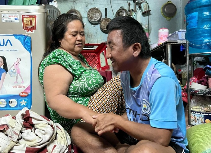 Người “mẹ” khác máu nuôi đứa con khờ - Ảnh 1.