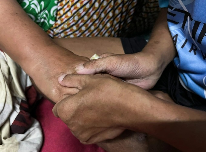 Người “mẹ” khác máu nuôi đứa con khờ - Ảnh 2.