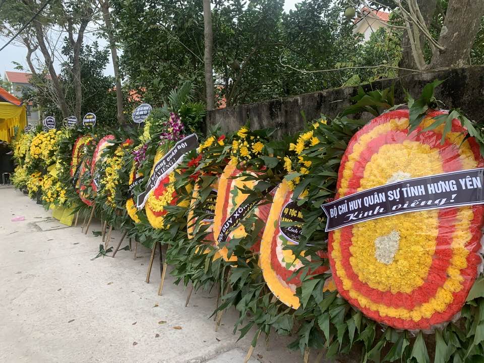 Bạn bè văn chương đến tiễn biệt nhà văn Lê Lựu tại quê nhà Hưng Yên - Ảnh 3.