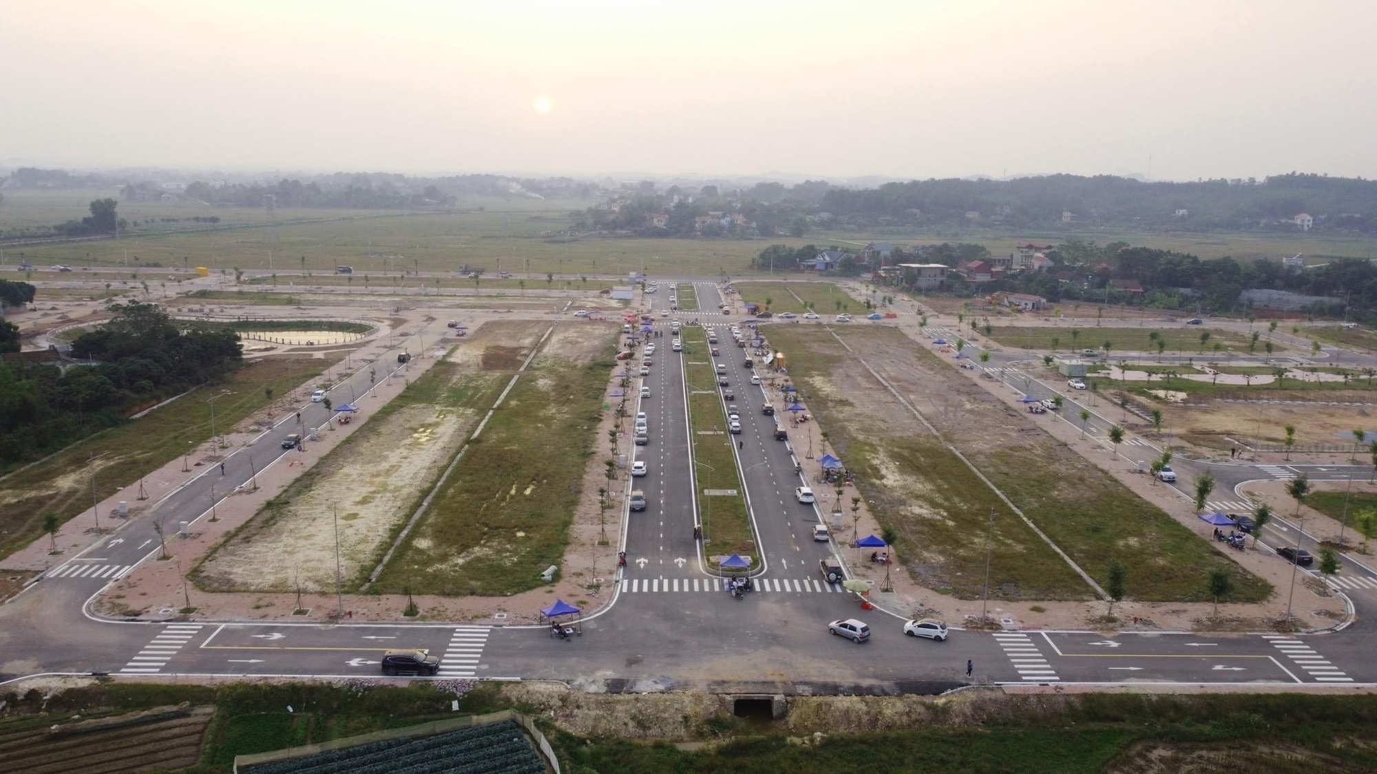 Giá đất nền giảm mạnh, có nên đầu tư bất động sản lúc này? - Ảnh 1.