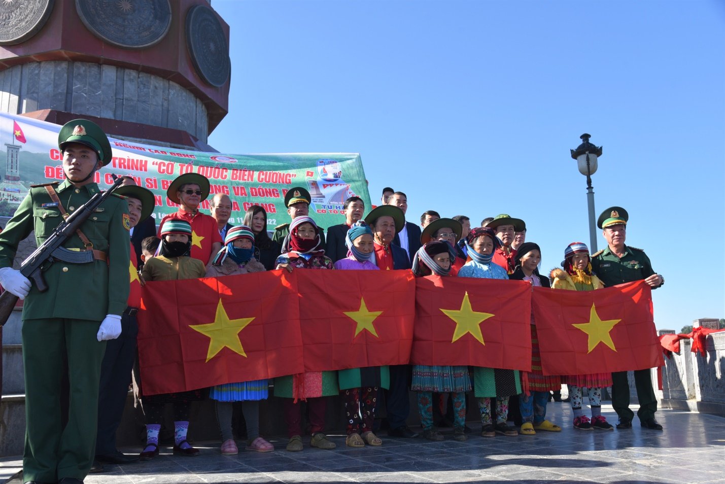 Him Lam Land đồng hành cùng Báo Người Lao Động trao tặng 10.000 lá cờ Tổ Quốc cho vùng biên giới Hà Giang - Ảnh 2.