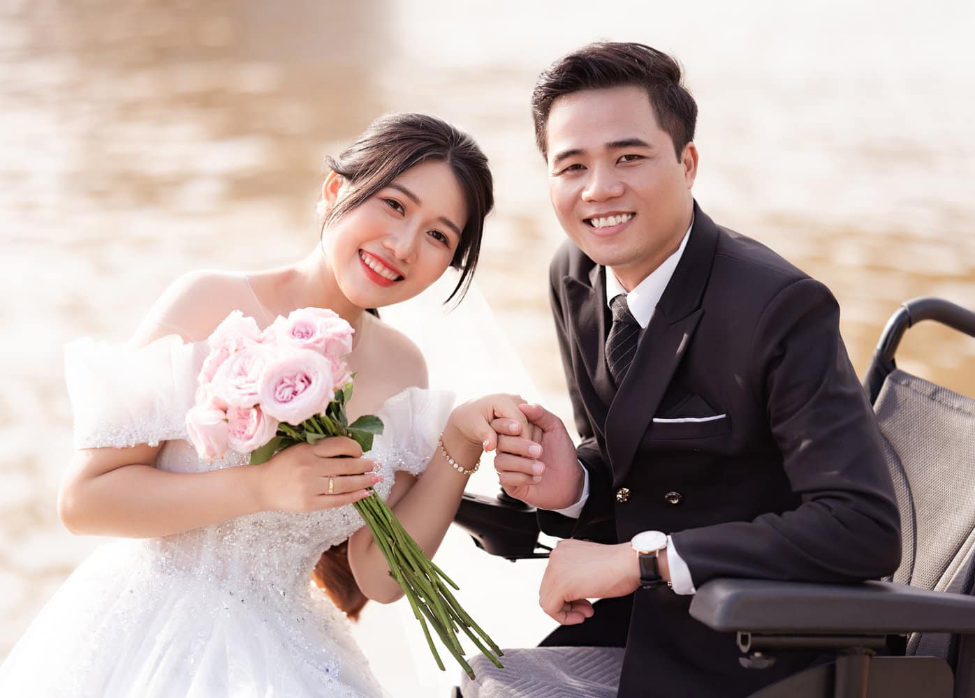 Chàng trai không chân Tô Đình Khánh hạnh phúc khoe vợ mang bầu  - Ảnh 6.