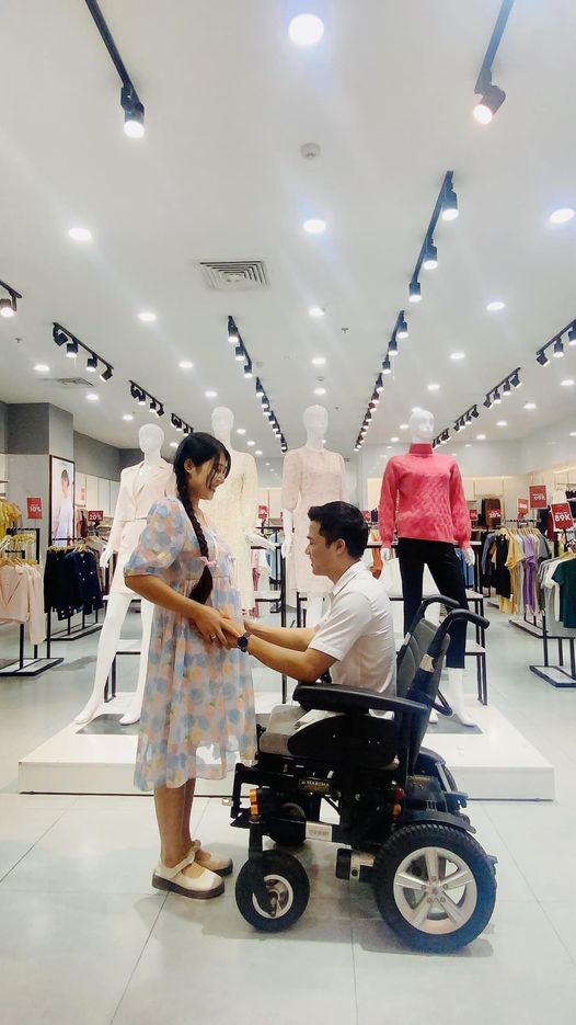 Chàng trai không chân Tô Đình Khánh hạnh phúc khoe vợ mang bầu  - Ảnh 1.