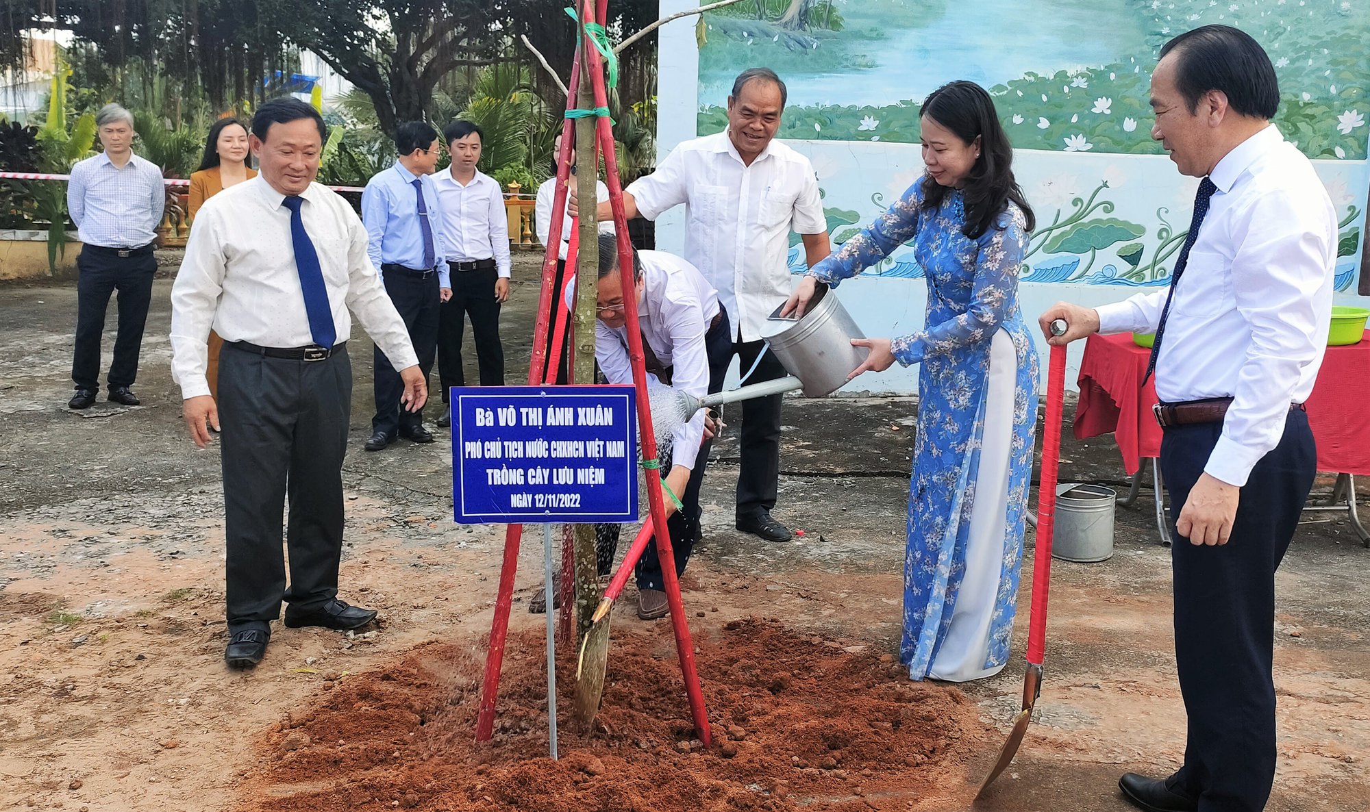 Phó Chủ tịch nước Võ Thị Ánh Xuân chung vui &quot;Ngày hội Đại đoàn kết toàn dân tộc&quot; nhân dân An Giang - Ảnh 5.