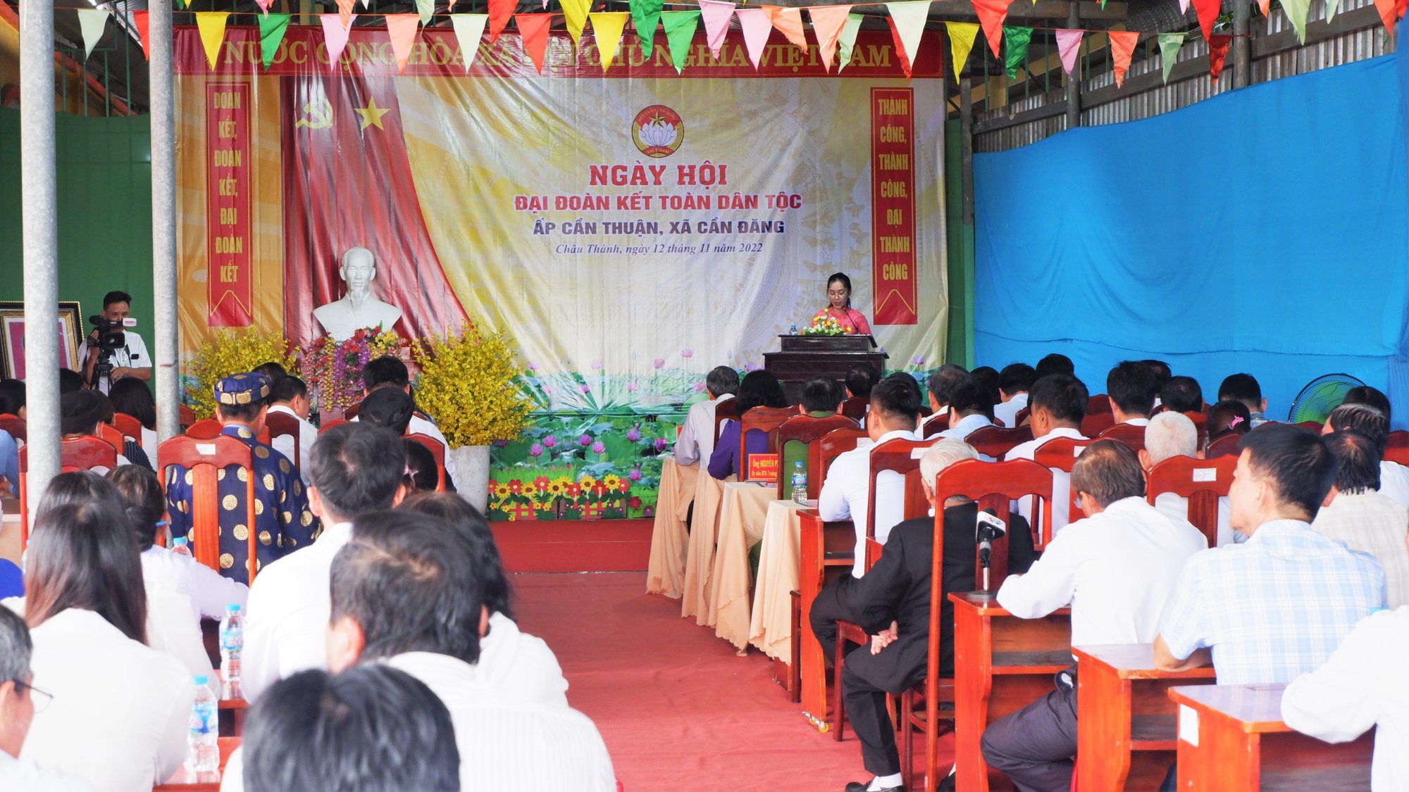 Phó Chủ tịch nước Võ Thị Ánh Xuân chung vui &quot;Ngày hội Đại đoàn kết toàn dân tộc&quot; nhân dân An Giang - Ảnh 2.
