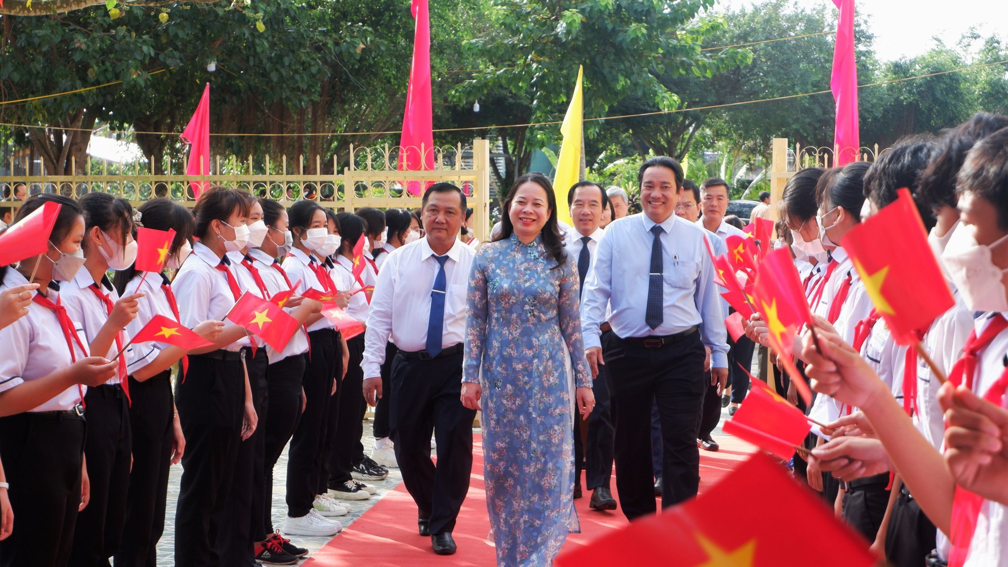 Phó Chủ tịch nước Võ Thị Ánh Xuân chung vui &quot;Ngày hội Đại đoàn kết toàn dân tộc&quot; nhân dân An Giang - Ảnh 1.