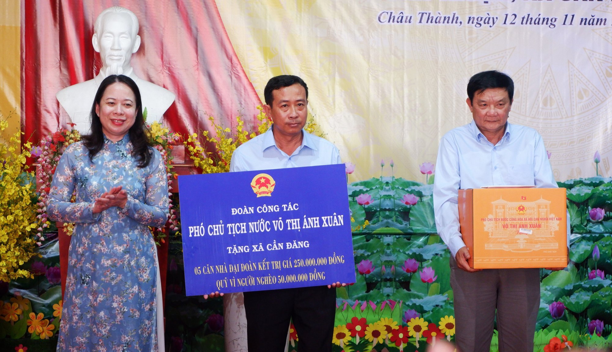 Phó Chủ tịch nước Võ Thị Ánh Xuân chung vui &quot;Ngày hội Đại đoàn kết toàn dân tộc&quot; nhân dân An Giang - Ảnh 4.