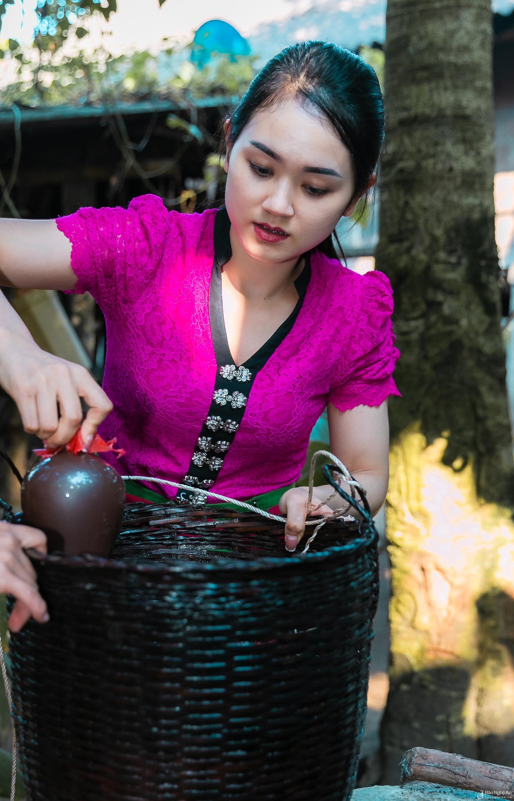 Bí quyết làm men từ lá cây rừng của phụ nữ miền Tây xứ Nghệ - Ảnh 11.