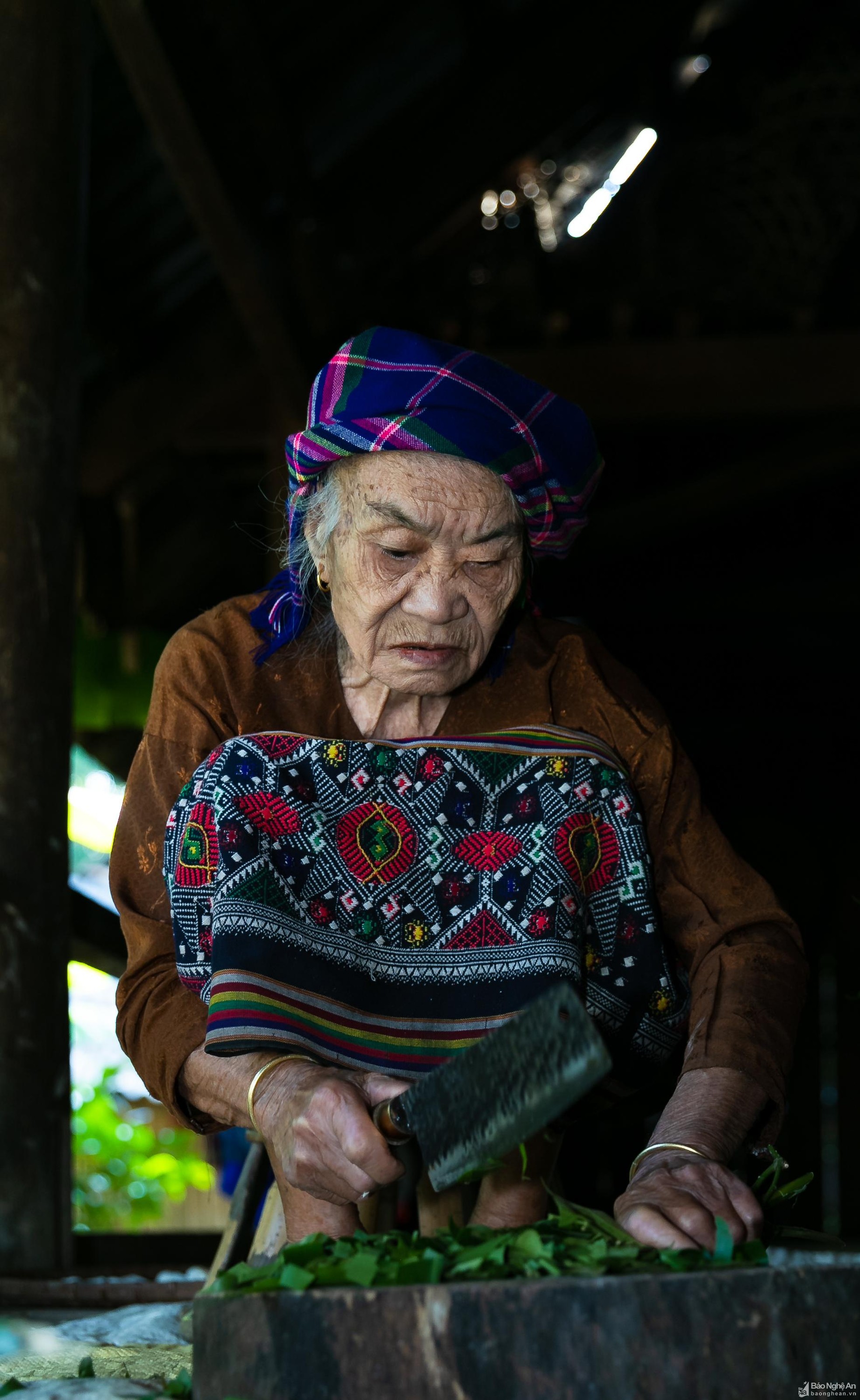 Bí quyết làm men từ lá cây rừng của phụ nữ miền Tây xứ Nghệ - Ảnh 5.