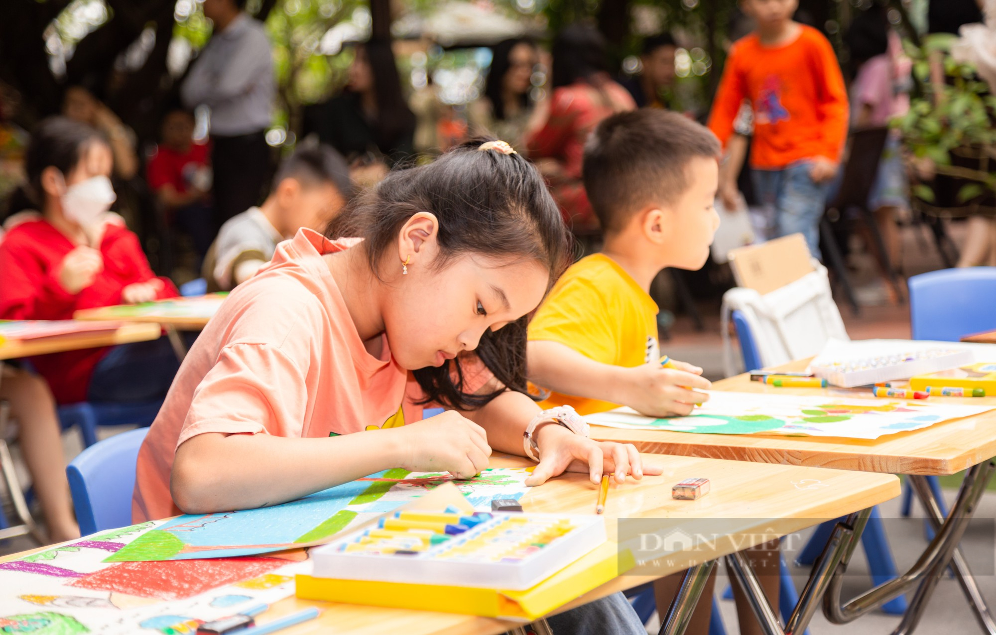 Xem hàng trăm họa sĩ nhí ở thành phố Vinh say mê sáng tạo sắc màu thiên nhiên - Ảnh 2.