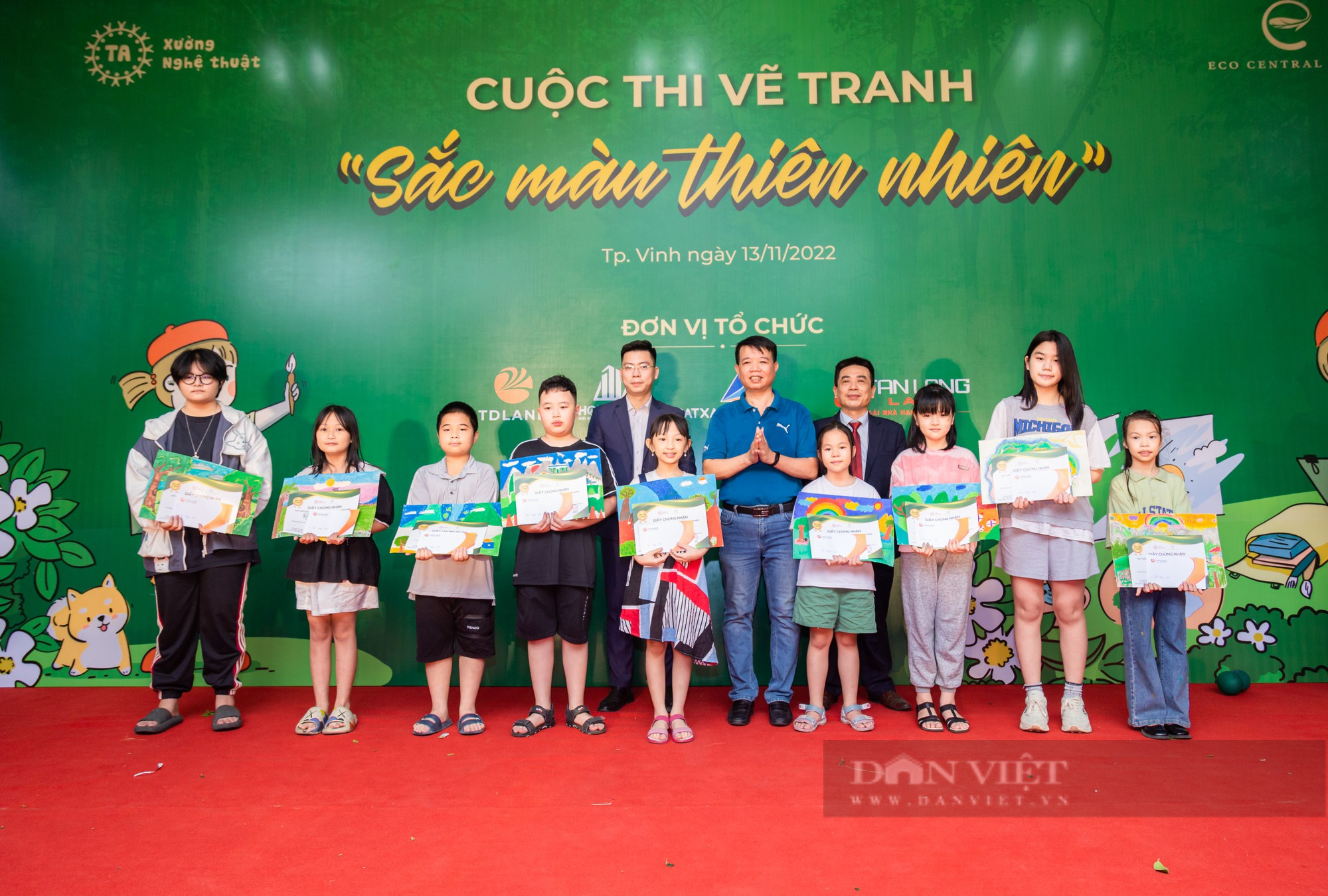 Xem hàng trăm họa sĩ nhí ở thành phố Vinh say mê sáng tạo sắc màu thiên nhiên - Ảnh 4.