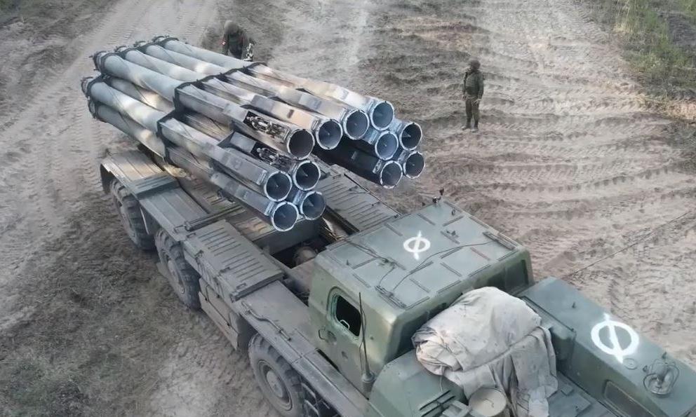 Lính dù Ukraine tổn thất nặng sau cuộc tấn công của BM-30 Smerch Nga - Ảnh 13.