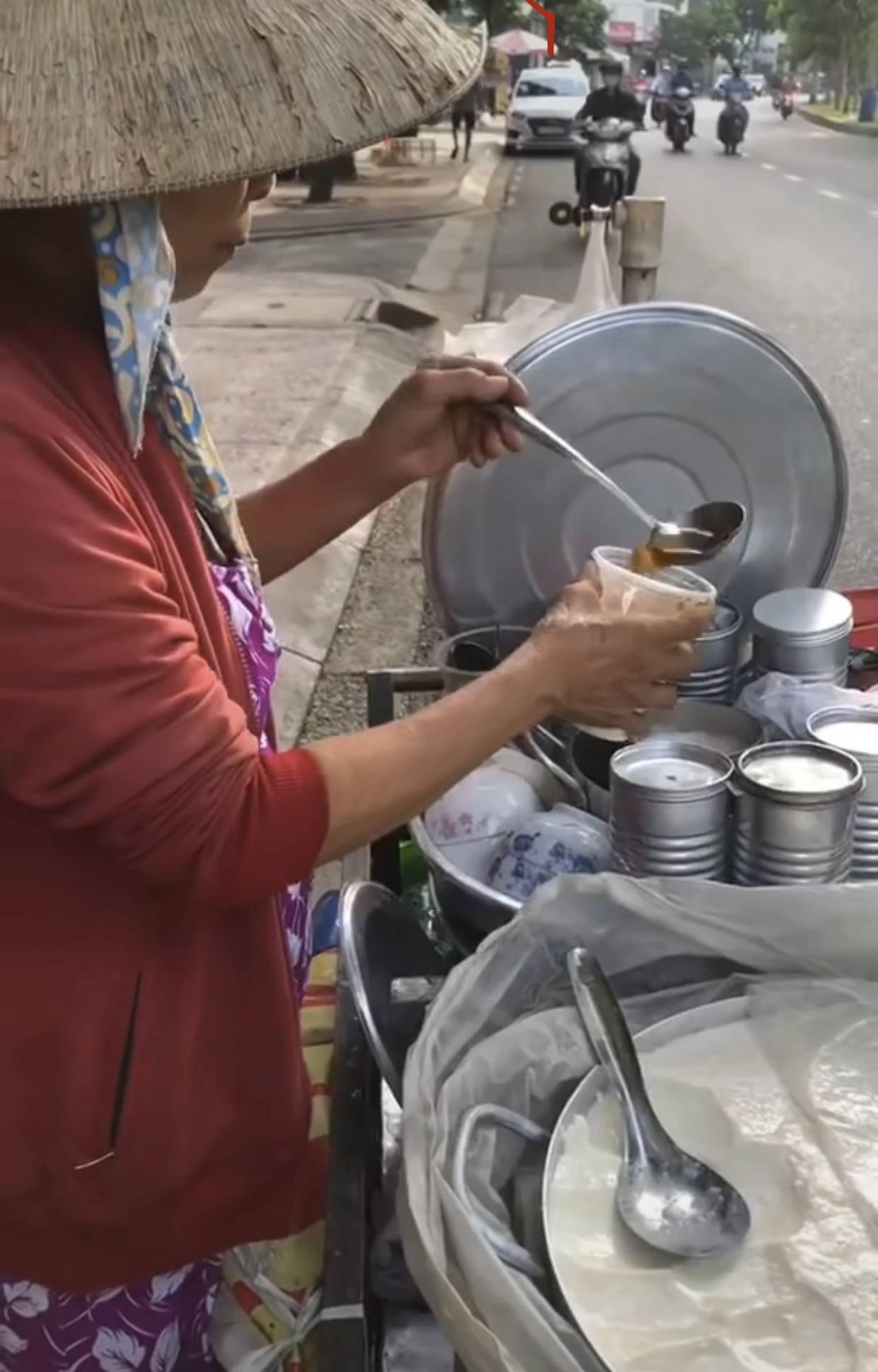 Chỉ là những món bình dân, bán vỉa hè nhưng lại khiến du khách nước ngoài mê tít và muốn ăn - Ảnh 6.