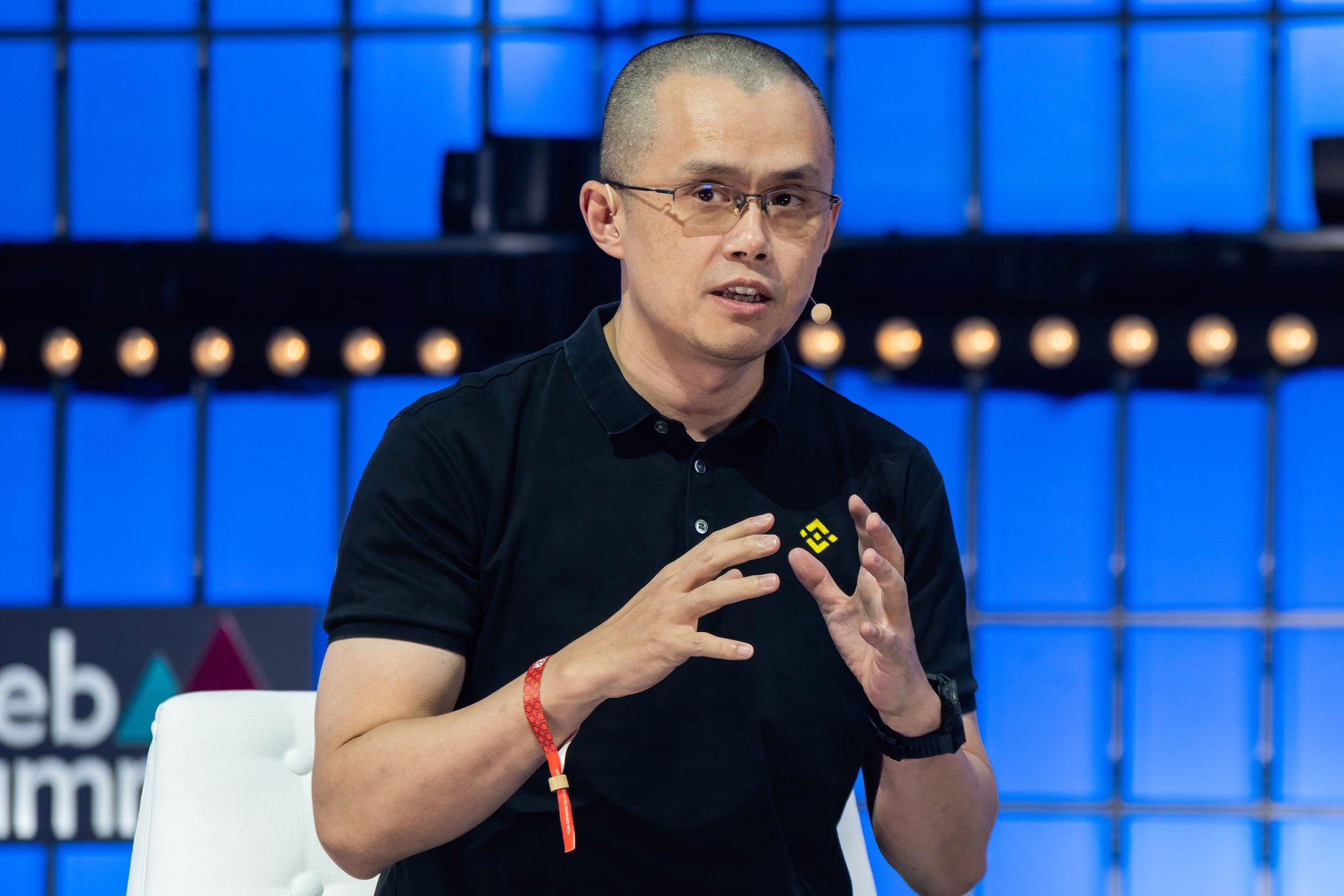 Changpeng Zhao cho biết sàn giao dịch tiền điện tử chỉ tăng nhẹ lượng tiền rút, và đang hoạt động bình thường mặc dù giá tài sản kỹ thuật số giảm sau sự sụp đổ của sàn giao dịch FTX. Ảnh: @AFP.