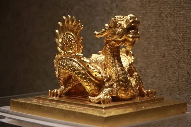 Khi được chạm tay vào ấn vàng “Hoàng Đế chi bảo”, chuyên gia Việt Nam đã phát hiện điều gì? - Ảnh 3.