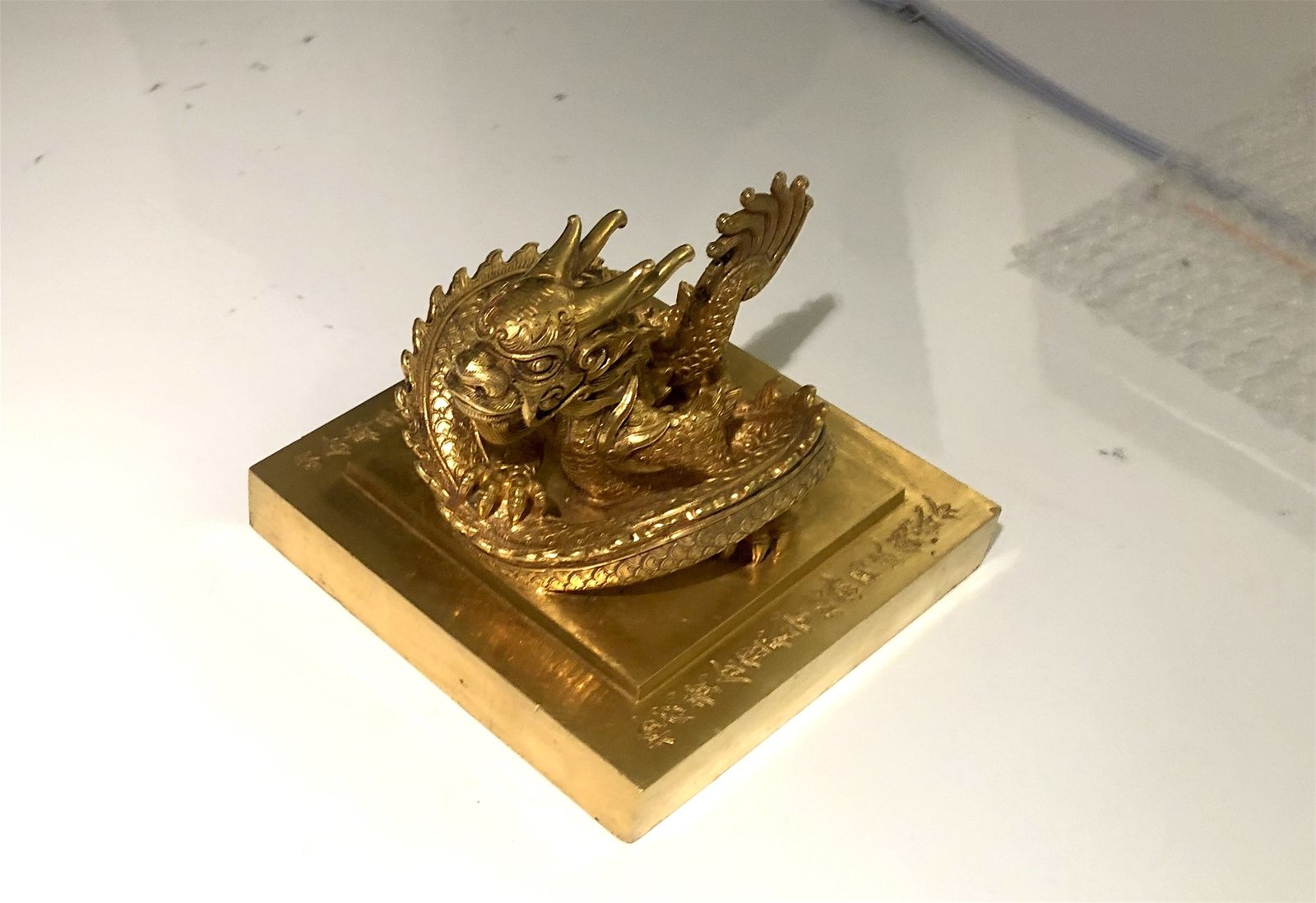 Khi được chạm tay vào ấn vàng “Hoàng Đế chi bảo”, chuyên gia Việt Nam đã phát hiện điều gì? - Ảnh 5.