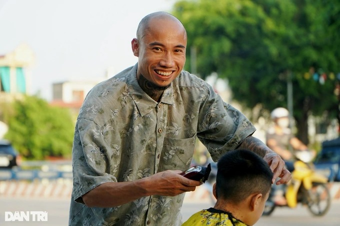 Salon tóc miễn phí dành cho người nghèo trên vỉa hè - Ảnh 1.