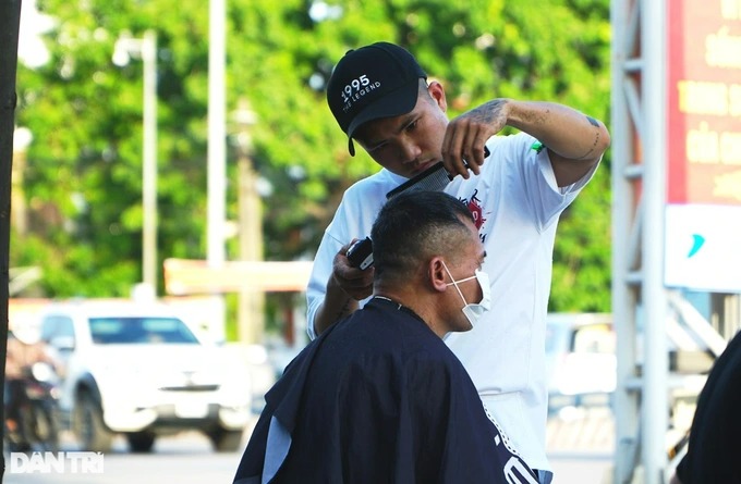 Salon tóc miễn phí dành cho người nghèo trên vỉa hè - Ảnh 11.