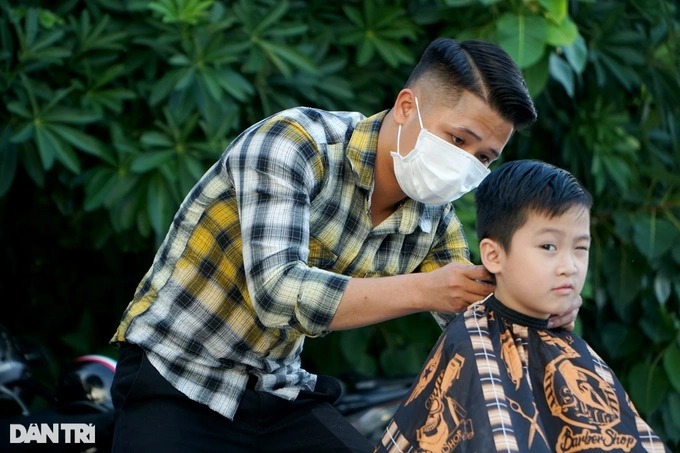 Salon tóc miễn phí dành cho người nghèo trên vỉa hè - Ảnh 8.