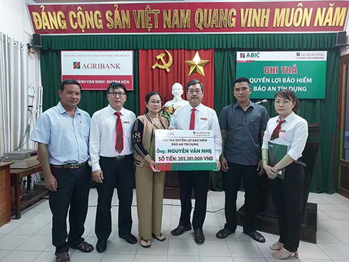 Khánh Hòa: Chi trả tiền bảo hiểm cho 2 khách hàng vay - Ảnh 1. Khánh Hòa: Chi trả tiền bảo hiểm cho 2 khách hàng vay - Ảnh 1.