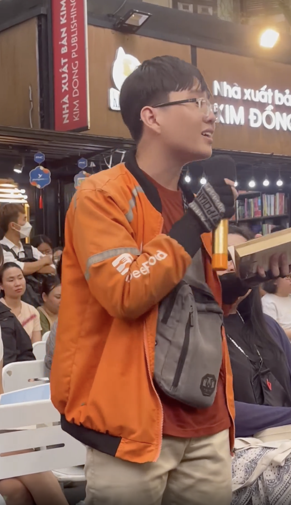 Chàng shipper &quot;bắn&quot; tiếng Pháp: Học song bằng nhưng phải nghỉ, giờ làm 12 tiếng/ngày nuôi giấc mơ đi học lại - Ảnh 2.