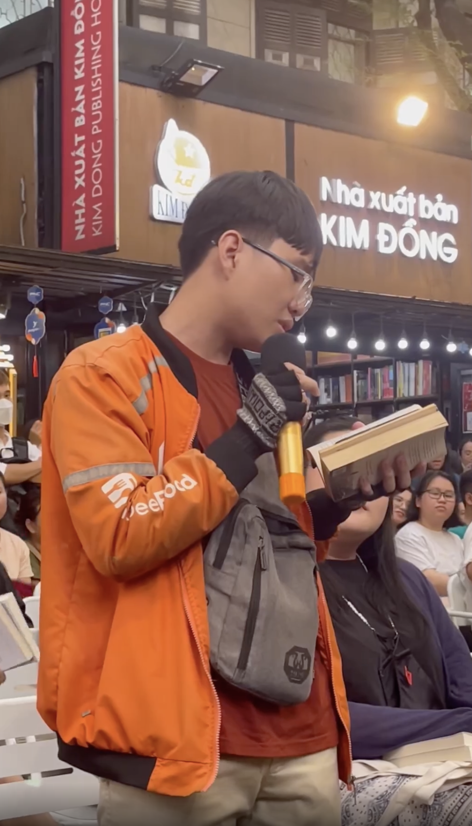 Chàng shipper &quot;bắn&quot; tiếng Pháp: Học song bằng nhưng phải nghỉ, giờ làm 12 tiếng/ngày nuôi giấc mơ đi học lại - Ảnh 1.
