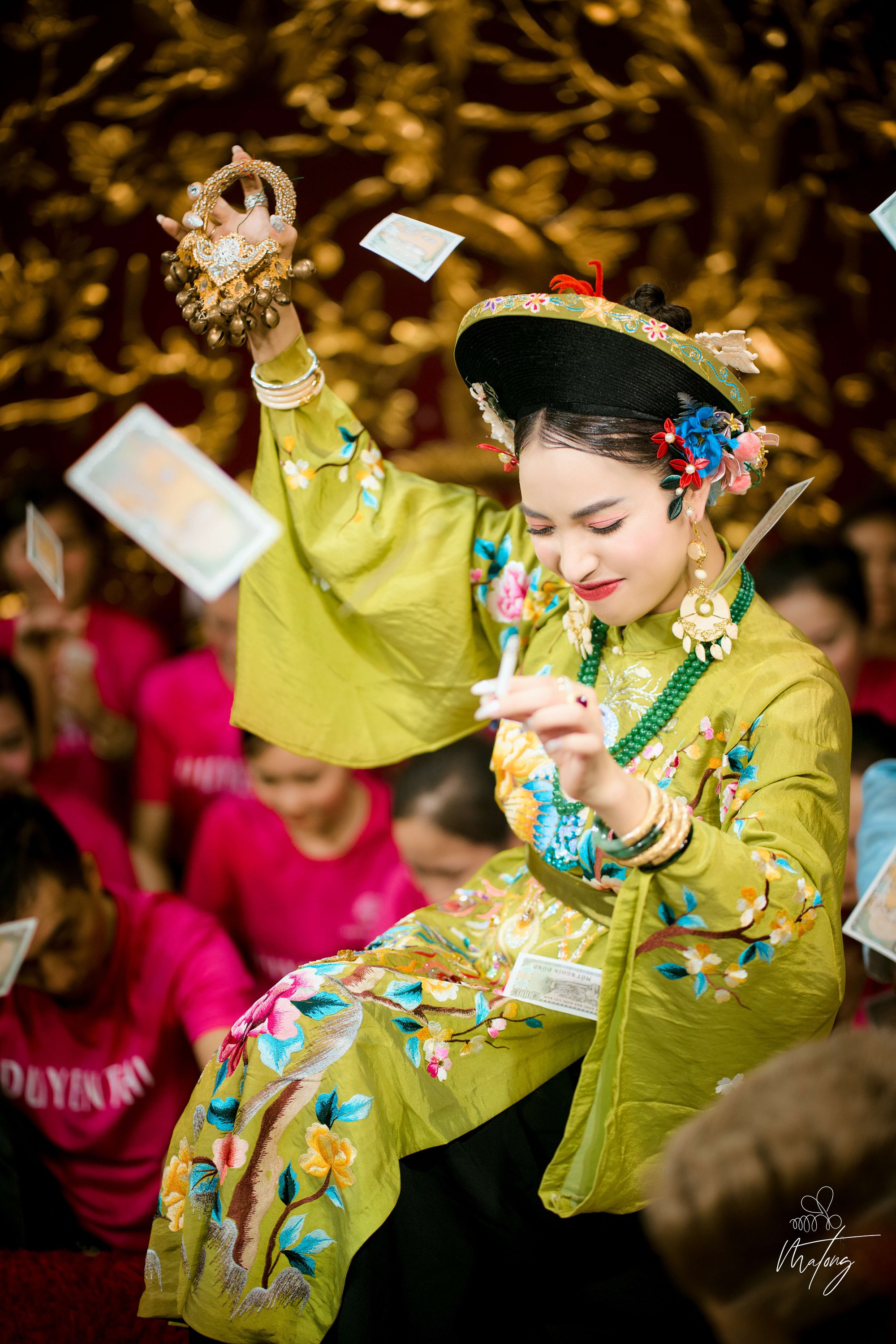 Cô gái trẻ đam mê thiết kế trang phục hầu đồng - Ảnh 3.