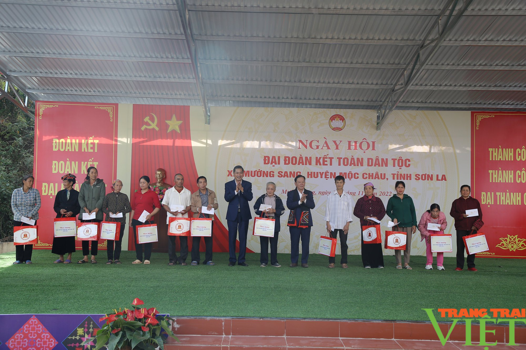 Chủ tịch Ủy ban Trung ương MTTQ Việt Nam dự Ngày hội Đại đoàn kết toàn dân tộc tại huyện Mộc Châu - Ảnh 6. Chủ tịch Ủy ban Trung ương MTTQ Việt Nam dự Ngày hội Đại đoàn kết toàn dân tộc tại huyện Mộc Châu - Ảnh 6.