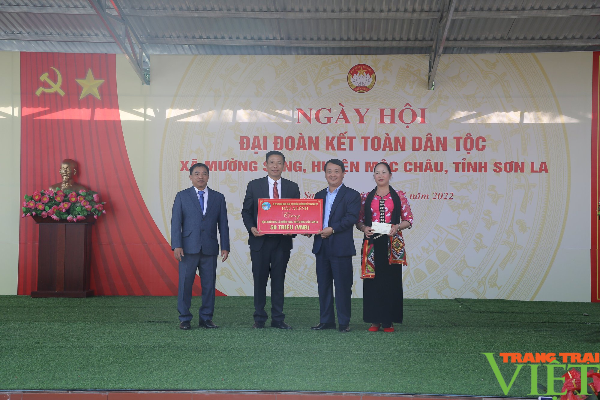 Chủ tịch Ủy ban Trung ương MTTQ Việt Nam dự Ngày hội Đại đoàn kết toàn dân tộc tại huyện Mộc Châu - Ảnh 5. Chủ tịch Ủy ban Trung ương MTTQ Việt Nam dự Ngày hội Đại đoàn kết toàn dân tộc tại huyện Mộc Châu - Ảnh 5.