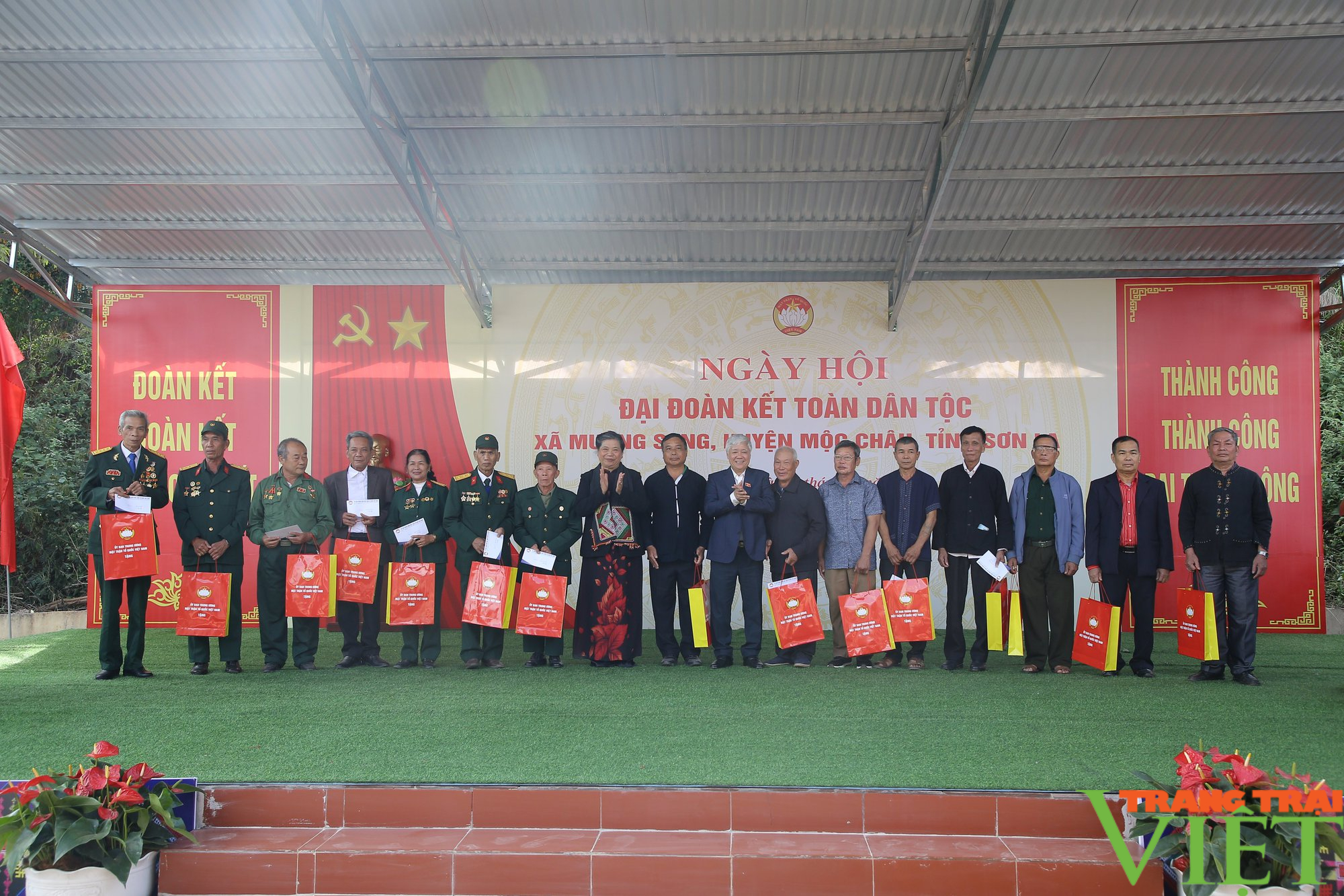 Chủ tịch Ủy ban Trung ương MTTQ Việt Nam dự Ngày hội Đại đoàn kết toàn dân tộc tại huyện Mộc Châu - Ảnh 4. Chủ tịch Ủy ban Trung ương MTTQ Việt Nam dự Ngày hội Đại đoàn kết toàn dân tộc tại huyện Mộc Châu - Ảnh 4.