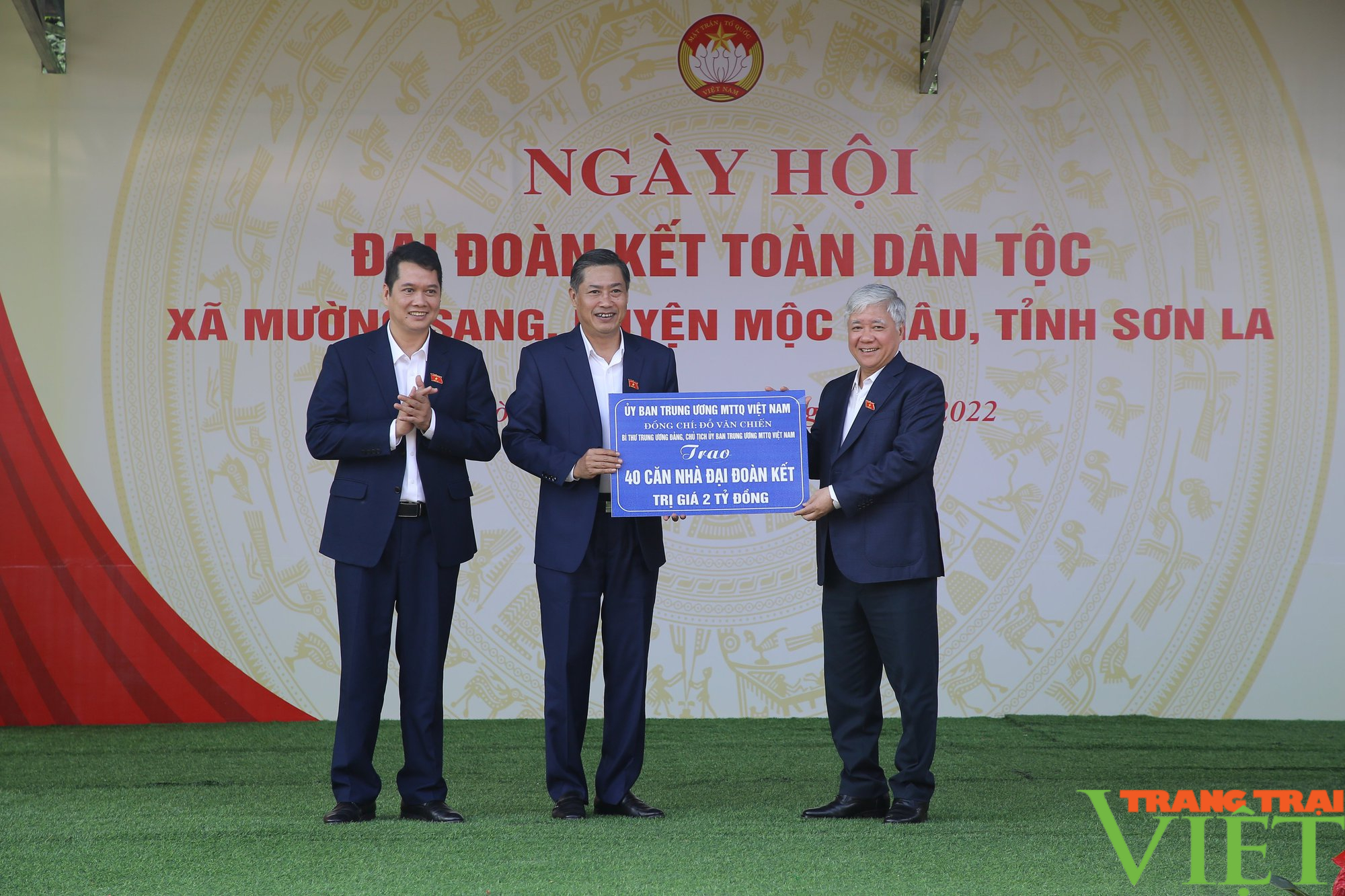 Chủ tịch Ủy ban Trung ương MTTQ Việt Nam dự Ngày hội Đại đoàn kết toàn dân tộc tại huyện Mộc Châu - Ảnh 3. Chủ tịch Ủy ban Trung ương MTTQ Việt Nam dự Ngày hội Đại đoàn kết toàn dân tộc tại huyện Mộc Châu - Ảnh 3.
