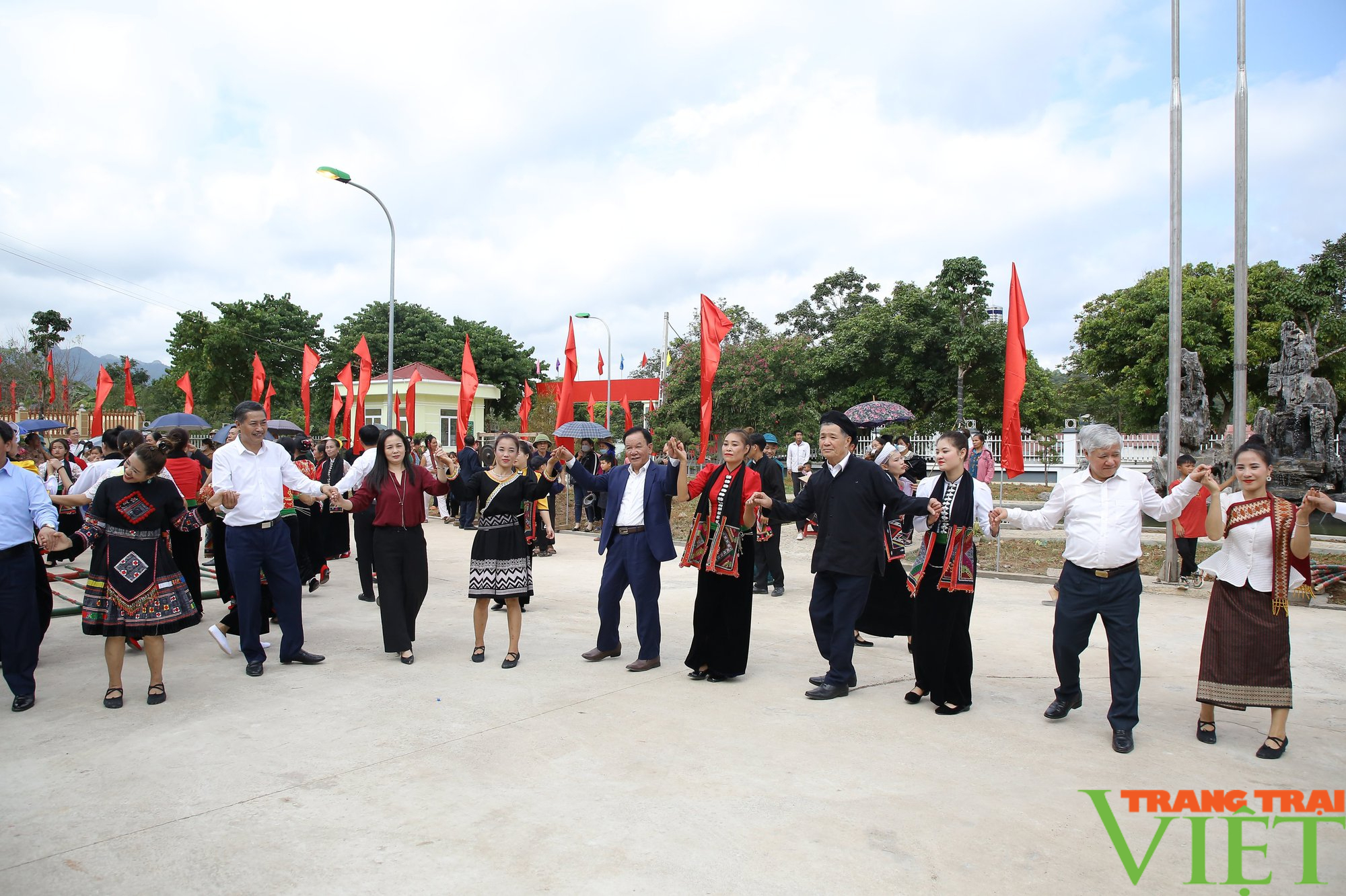 Chủ tịch Ủy ban Trung ương MTTQ Việt Nam dự Ngày hội Đại đoàn kết toàn dân tộc tại huyện Mộc Châu - Ảnh 7. Chủ tịch Ủy ban Trung ương MTTQ Việt Nam dự Ngày hội Đại đoàn kết toàn dân tộc tại huyện Mộc Châu - Ảnh 7.