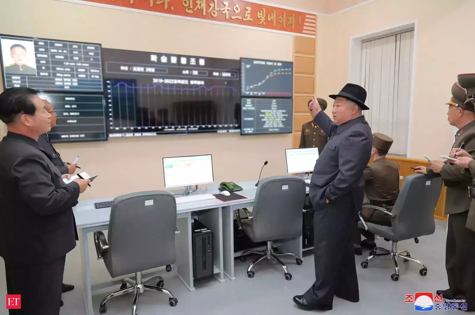 Slavney nói rằng Triều Tiên tiếp tục triển khai các công nghệ liên lạc di động cho người dân của mình nhưng vẫn kiểm soát chặt chẽ những gì họ làm với nó. Ảnh: @AFP.
