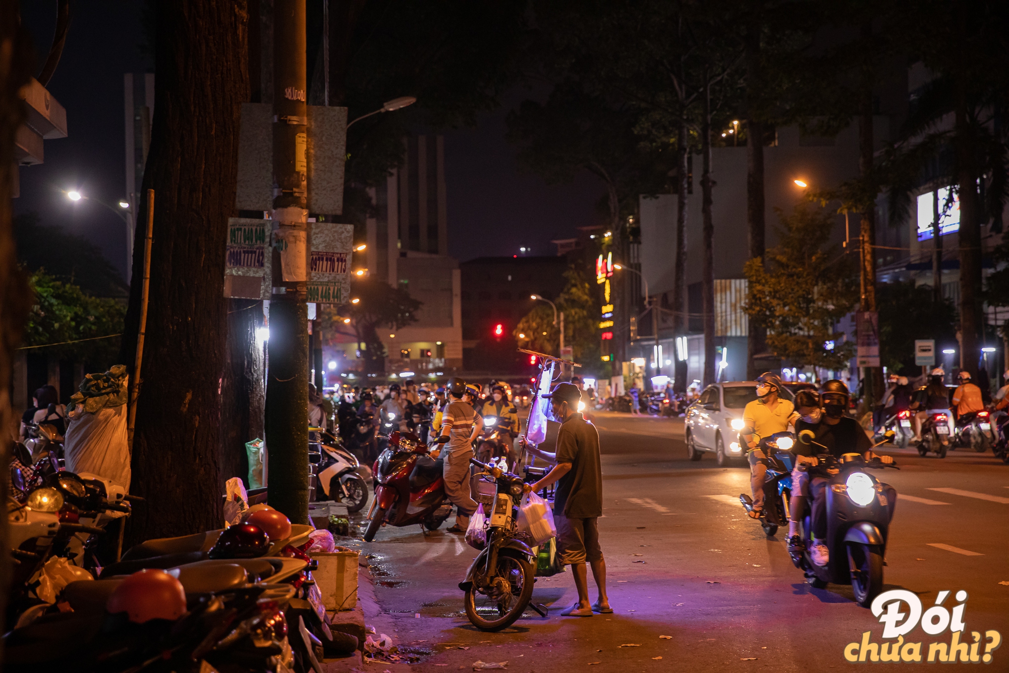 Lạ, con đường ăn vặt &quot;cực phẩm&quot;, đêm nào cũng đông nghịt thực khách - Ảnh 1.