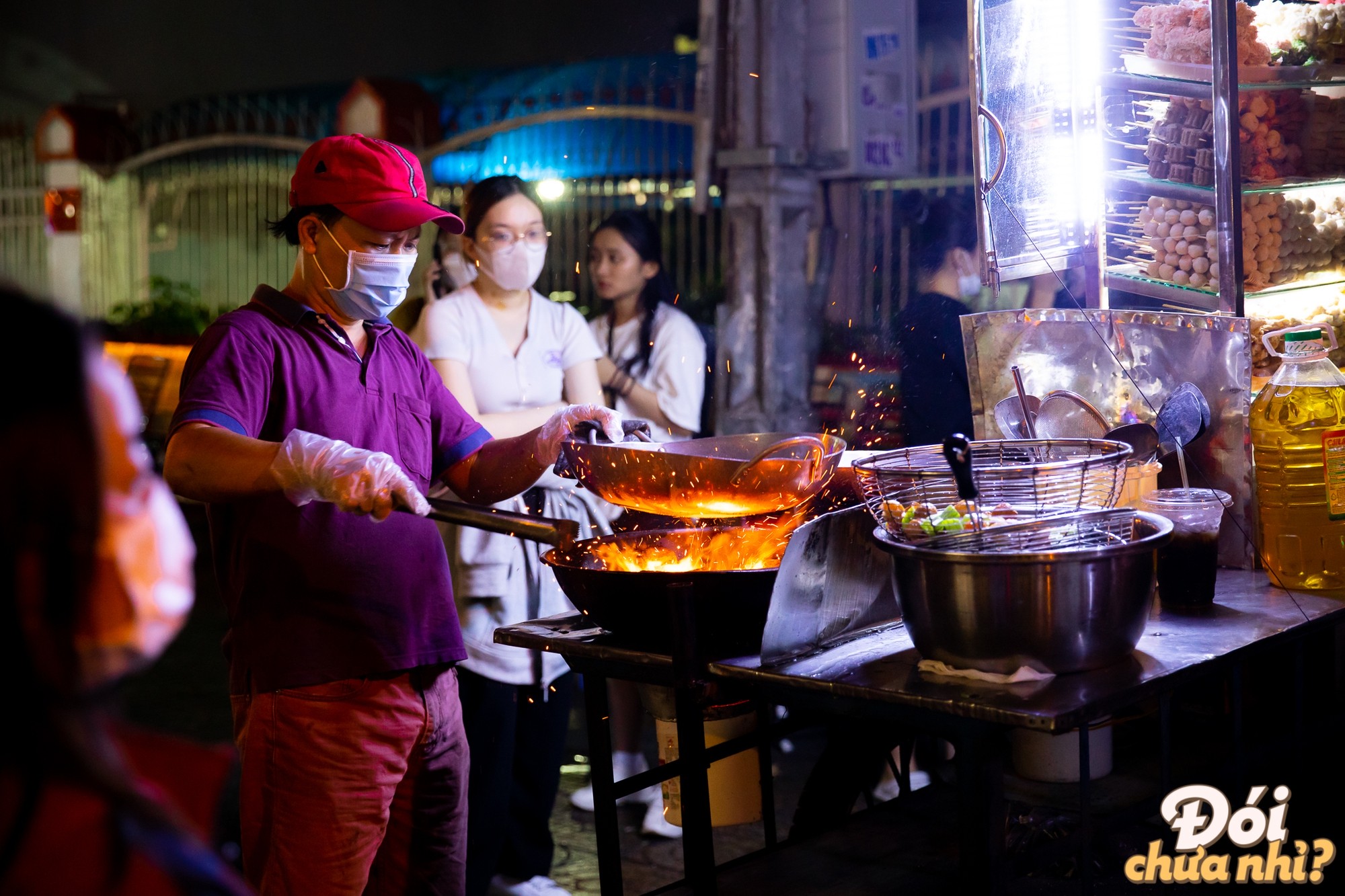 Lạ, con đường ăn vặt &quot;cực phẩm&quot;, đêm nào cũng đông nghịt thực khách - Ảnh 9.
