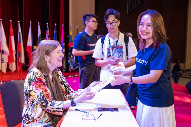Buổi trò chuyện thú vị của GS người Mỹ về “học cách học” tại trường ĐH VinUni - Ảnh 4.