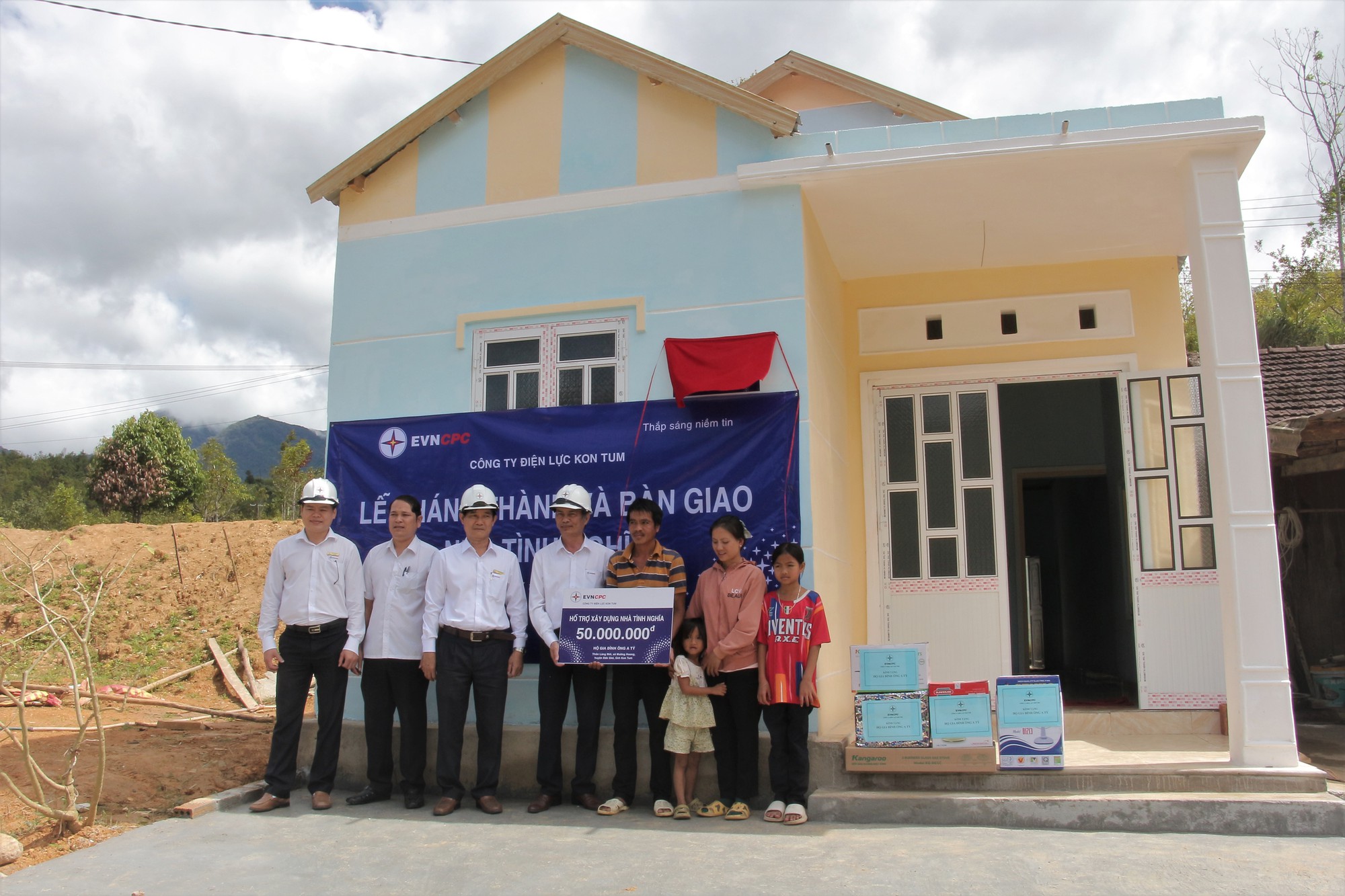 PC Kon Tum bàn giao căn nhà tình nghĩa thứ 6 trong năm 2022 - Ảnh 1.