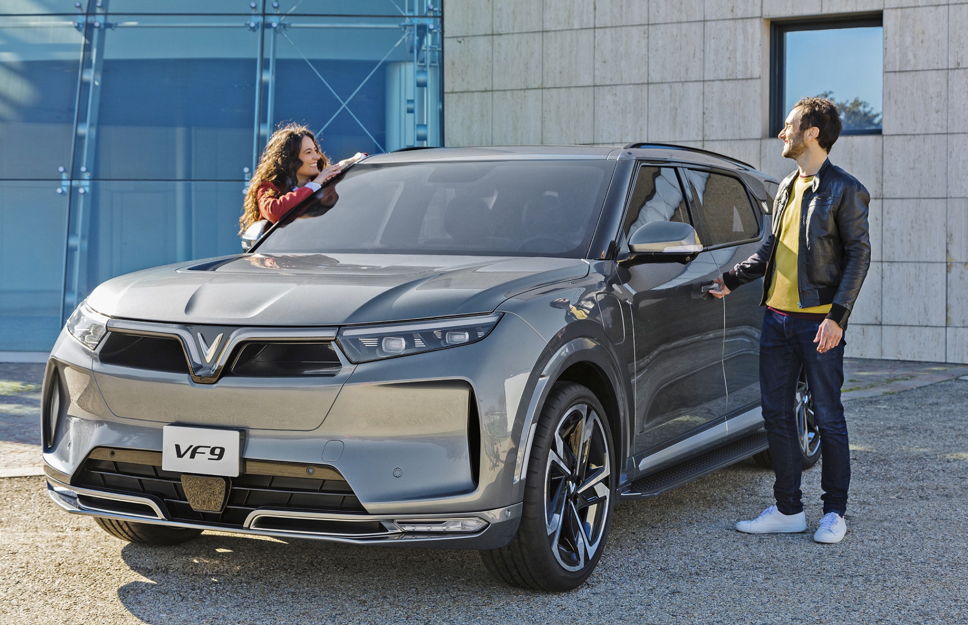 VinFast nhận đơn hàng bán hơn 2.500 xe VF 8 và VF 9 cho Autonomy - Ảnh 1.
