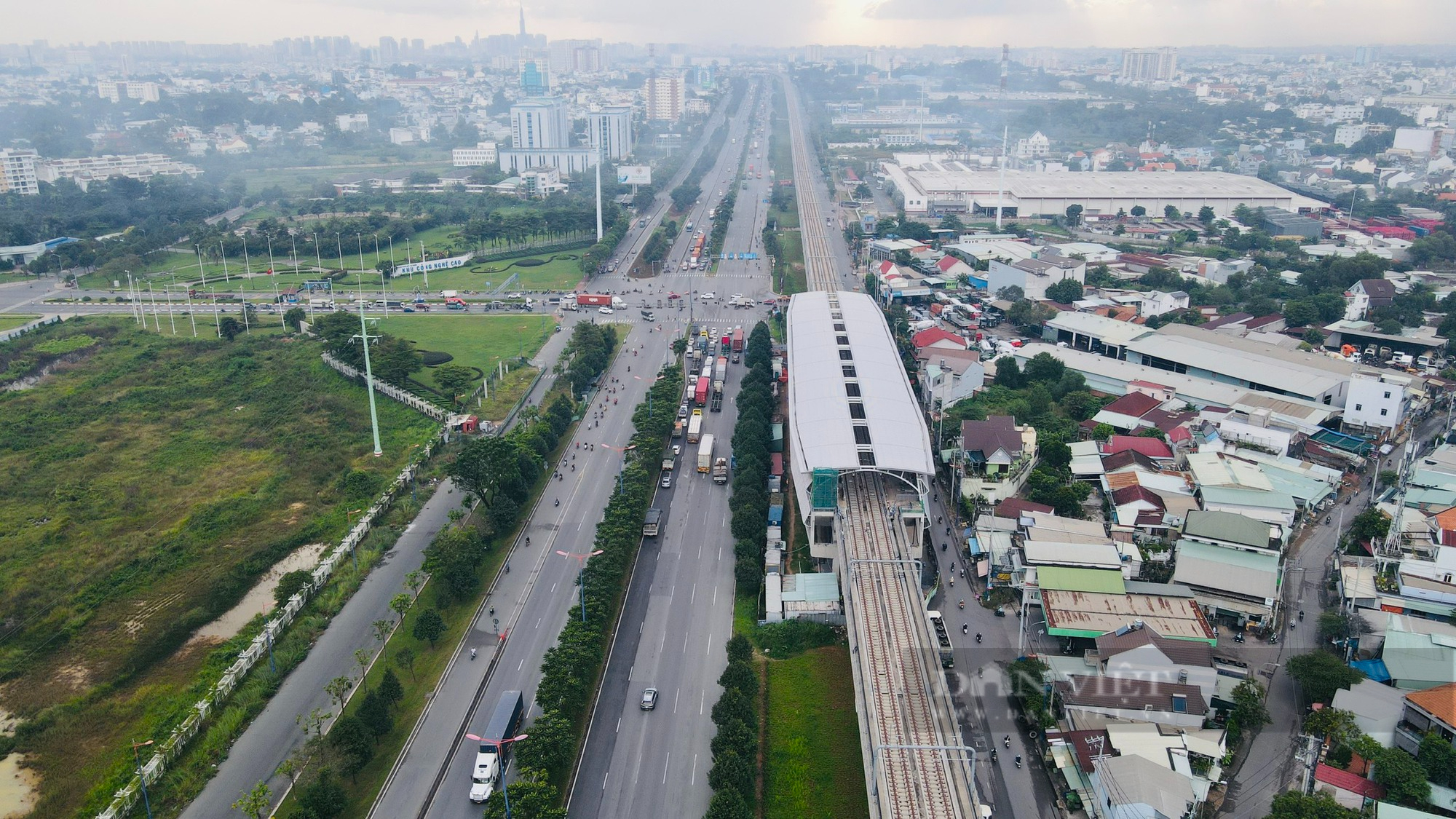 Xem công nhân đẩy nhanh tiến độ nhà ga khu công nghệ cao của tuyến metro số 1  - Ảnh 1.