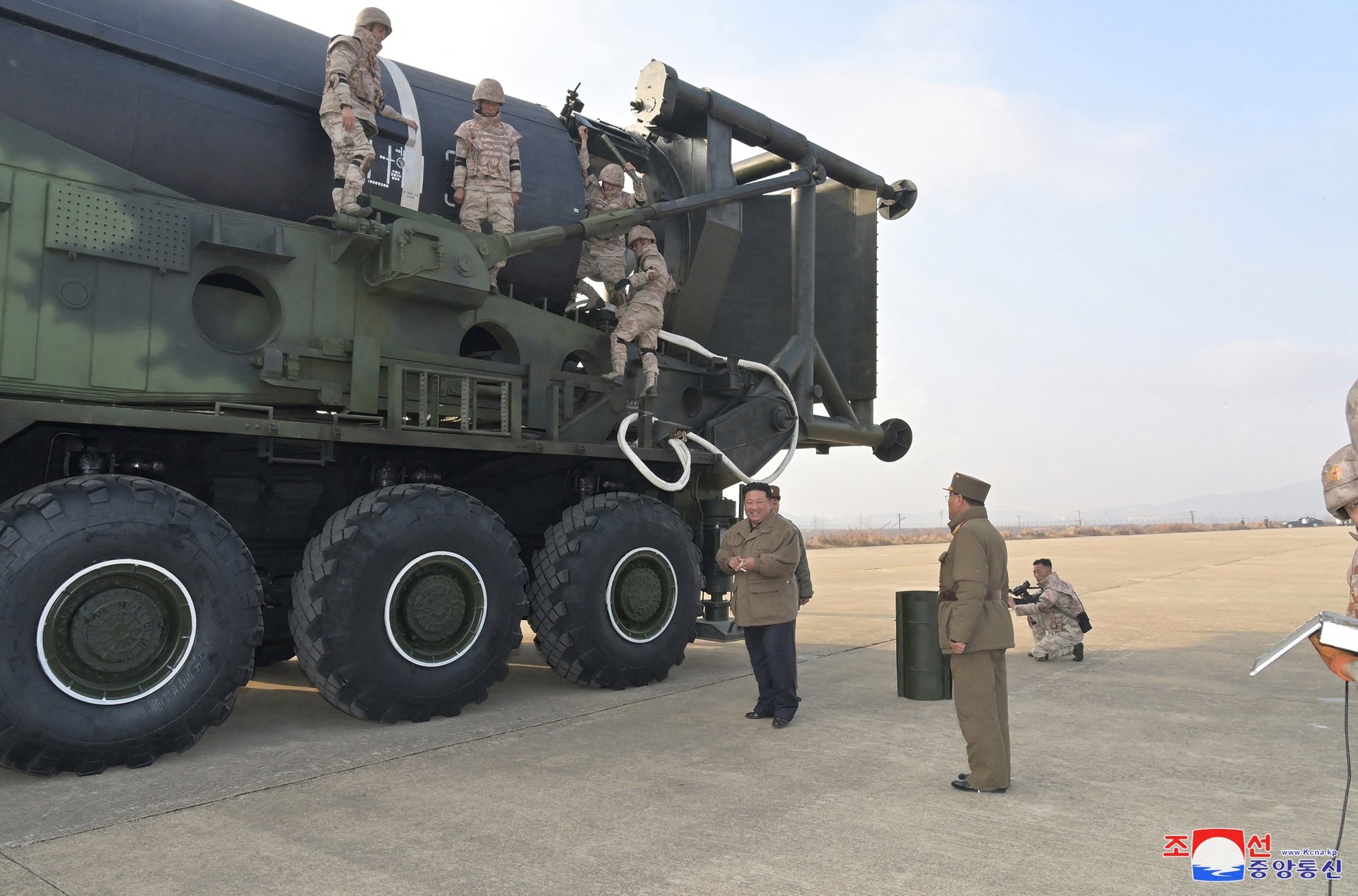 Con gái ông Kim Jong Un lần đầu xuất hiện trước công chúng - Ảnh 5.