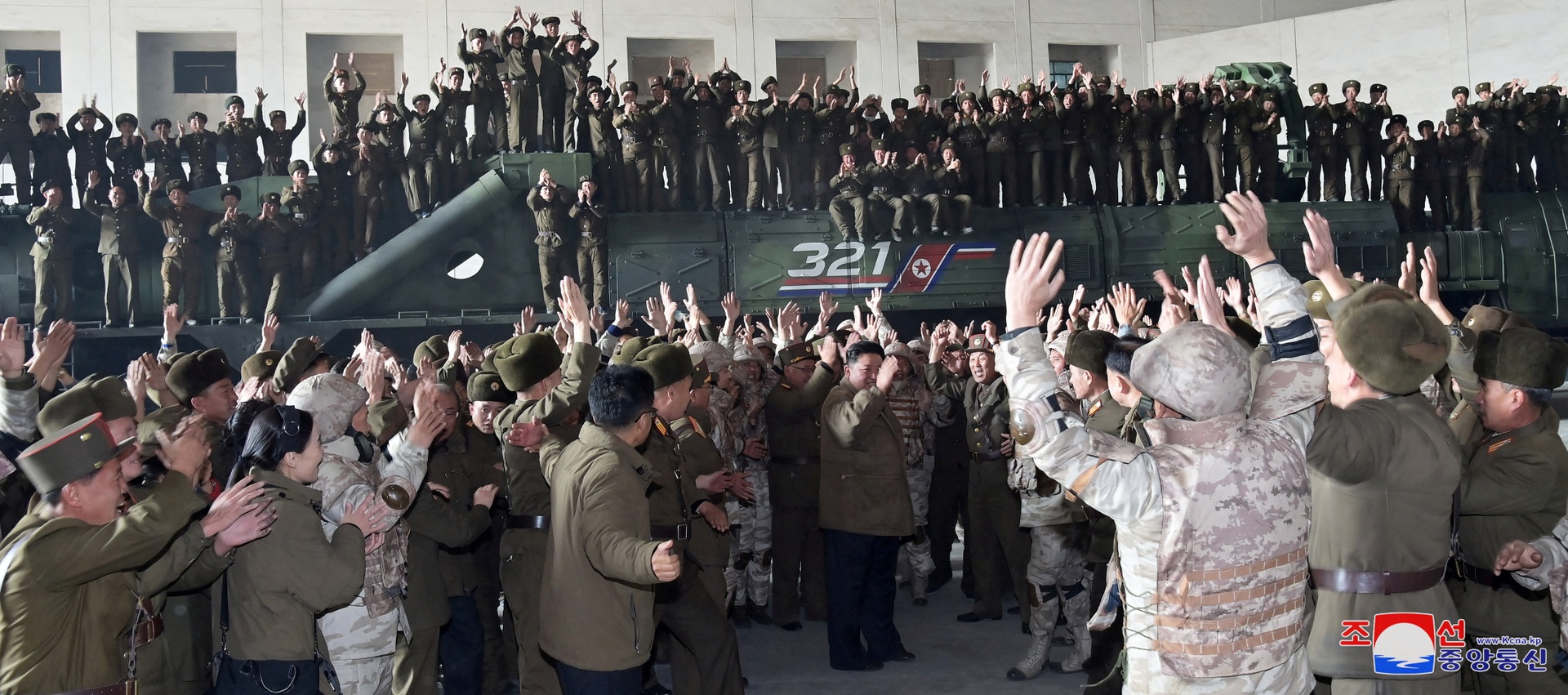 Con gái ông Kim Jong Un lần đầu xuất hiện trước công chúng - Ảnh 8.