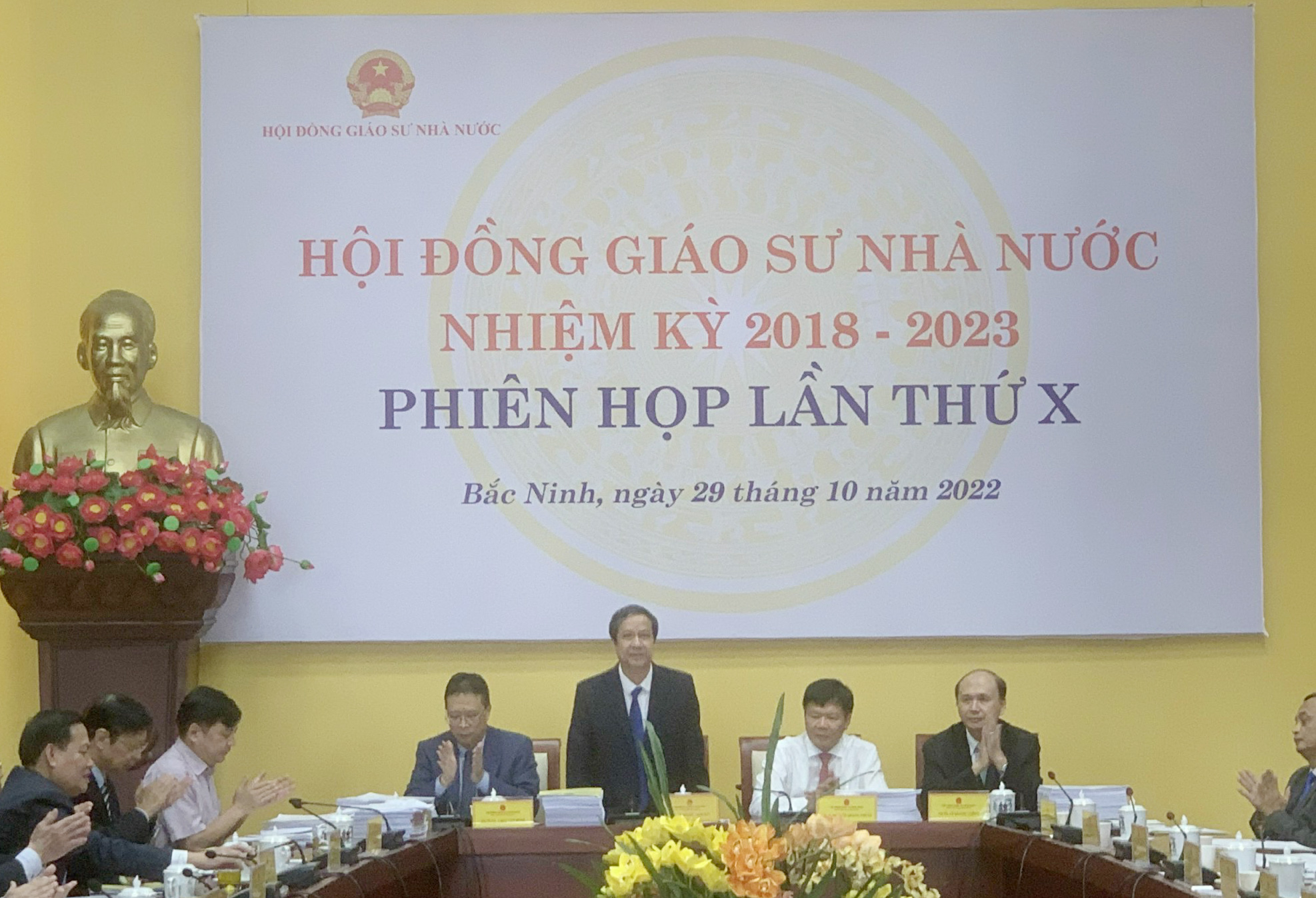 3 nữ ứng viên trẻ nhất đều đạt chuẩn chức danh phó giáo sư năm 2022 - Ảnh 1.