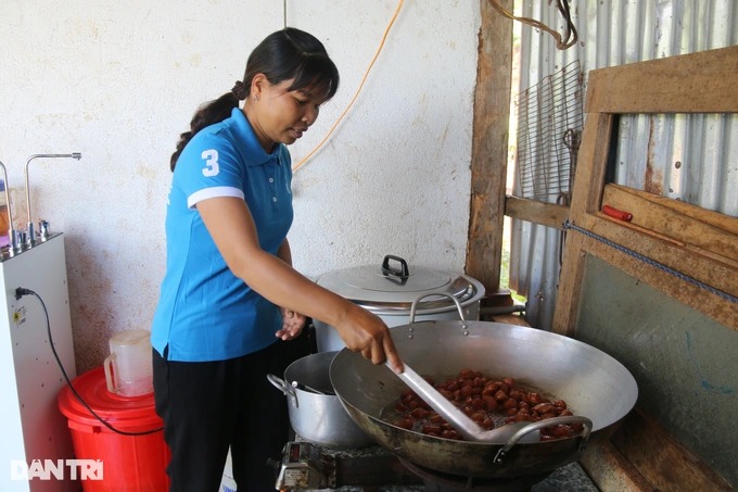 Bữa cơm miễn phí dành tặng học sinh nghèo - Ảnh 1.