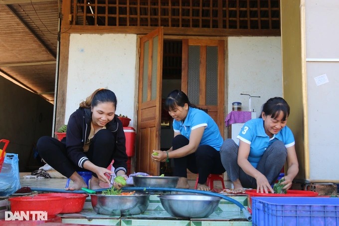 Bữa cơm miễn phí dành tặng học sinh nghèo - Ảnh 2.